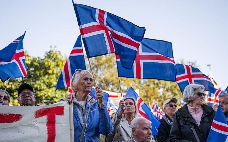 Close race as Iceland votes on whether to restart talks on joining EU