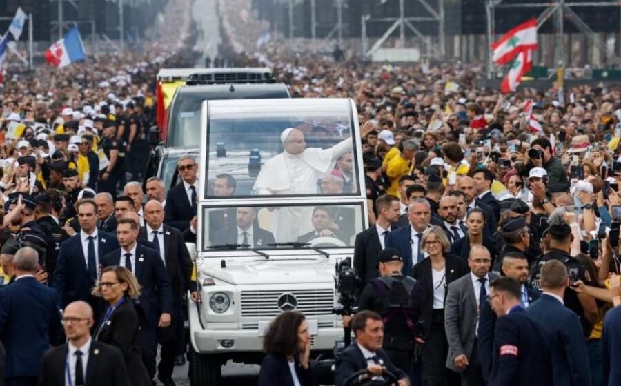 Huge crowds greet Pope in Paris for open-air Mass