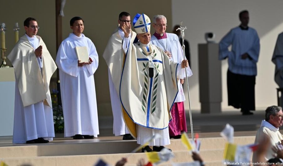 Paris: Pope Leo XIV celebrates Mass before huge crowd