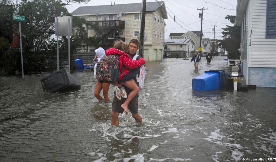 Powerful storm batters northeast US, hundreds of flights canceled