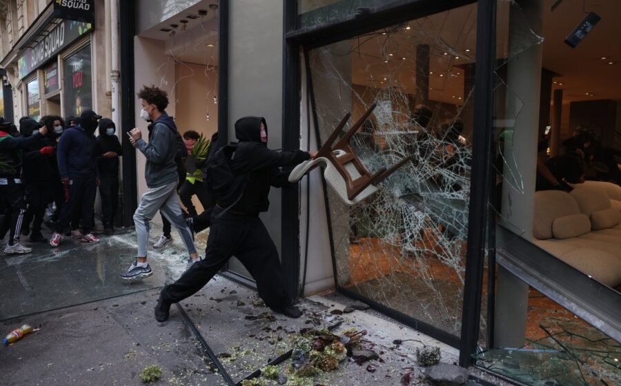France protests latest: Shopkeepers stock up on weapons as Paris braces for another weekend of chaos