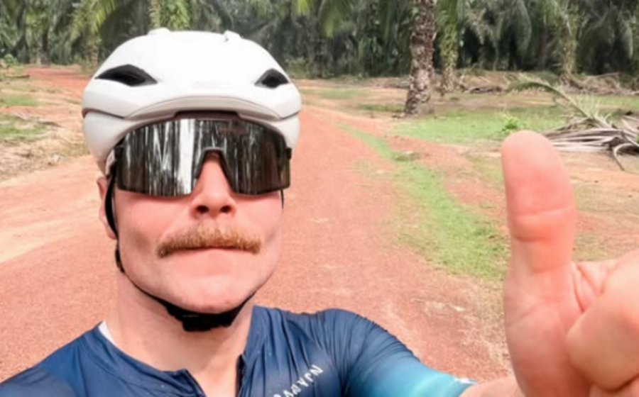 Bottas arrives in Singapore after 260-mile ride