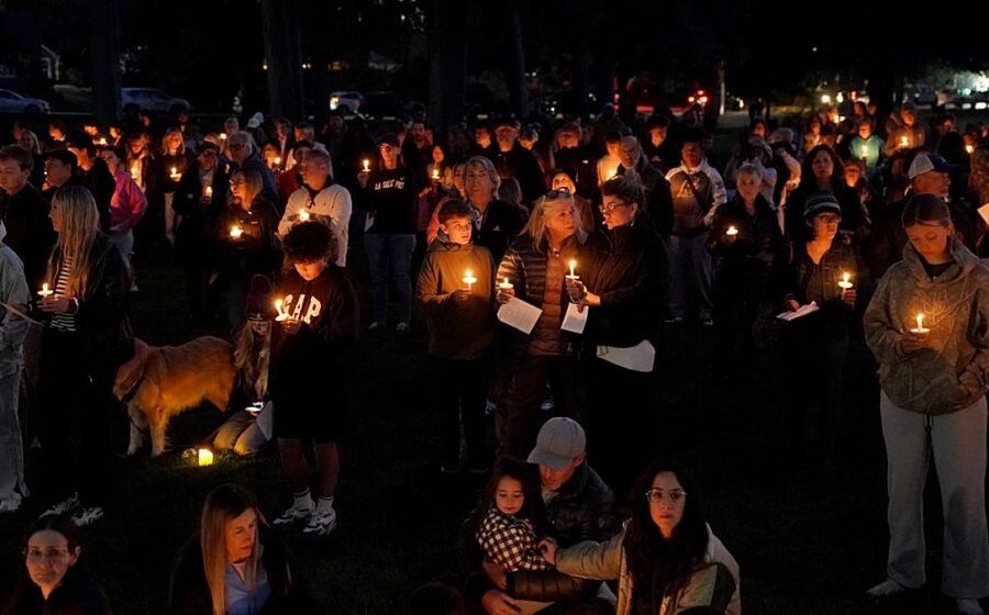 Candlelight vigil honours victims of Oregon school shooting