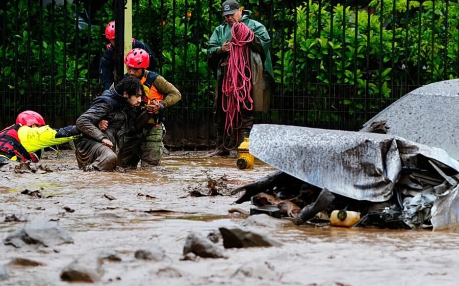 Chile: Santiago flooding turns streets to rivers as Kast declares state of catastrophe