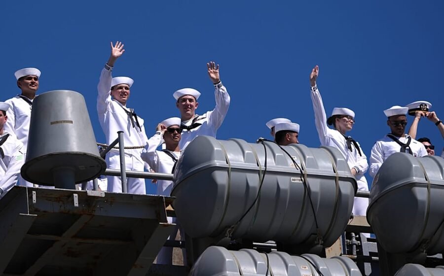 US aircraft carrier Abraham Lincoln returns to San Diego after record deployment