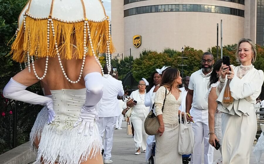 New York hosts secret dîner en blanc with Parisian belle époque theme