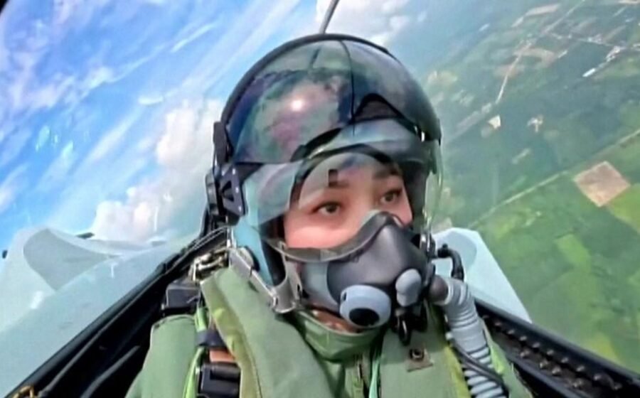 Thai Queen makes first solo flight in fighter jet