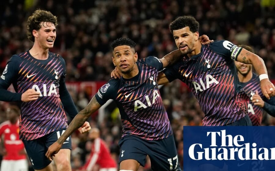 Solanke strikes late as 10-man Spurs salvage point at Manchester United