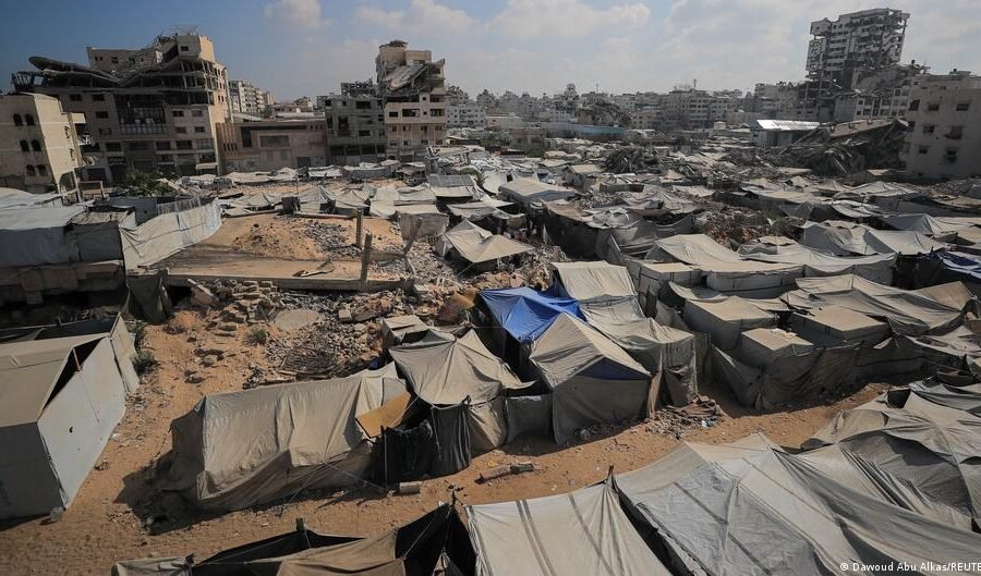Gaza: NGO reports dire camp conditions, says Israel is moving 'Yellow Line'