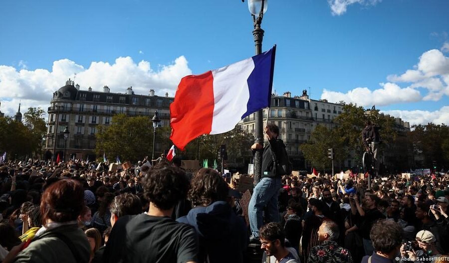 France: Police clash with protesters at Paris student rally