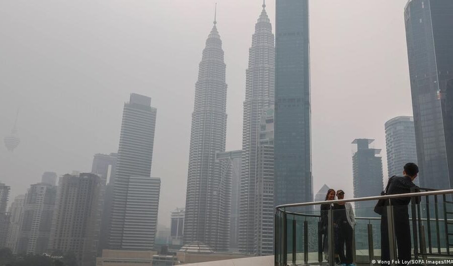 Malaysia shuts schools amid toxic haze from Indonesian fires