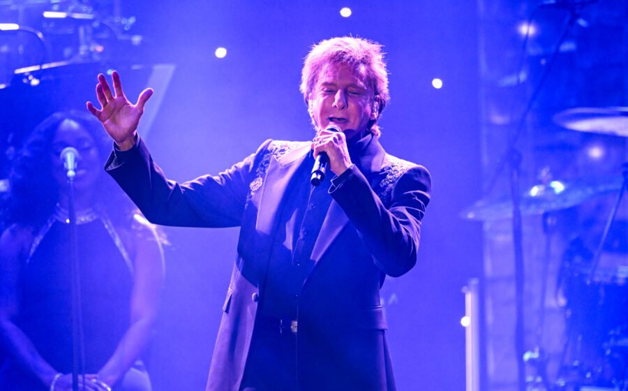 Barry Manilow Makes Early Exit From Second Night of Vegas Residency Comeback, Cancels Saturday Night Show