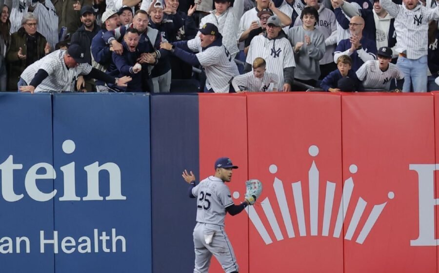 Fan called for interference in Bronx as Yankees lose out on tying, 2-run HR