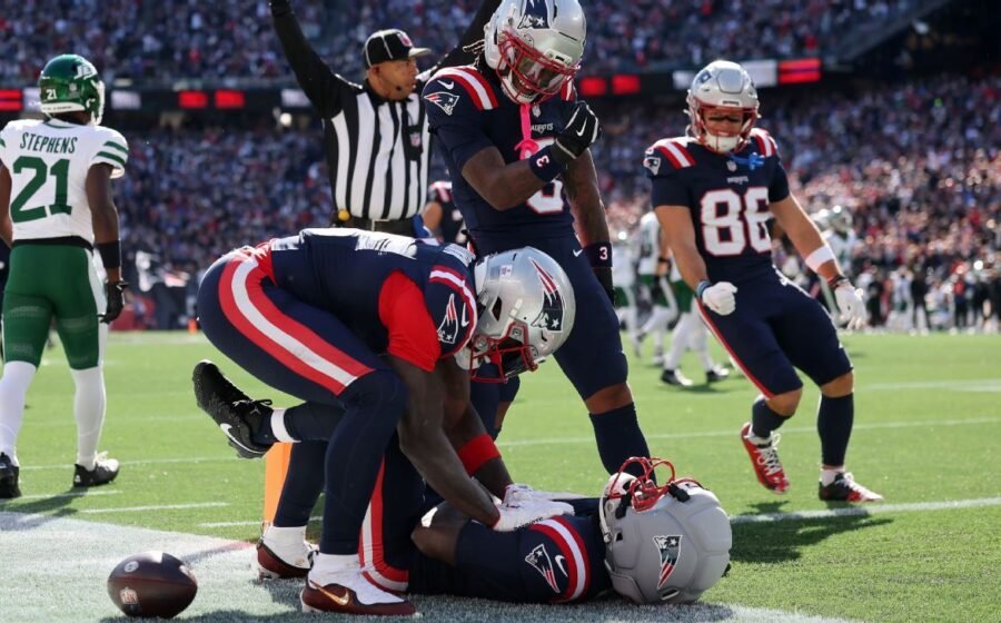 Doubs hurt on lengthy TD catch, among several Patriots to exit
