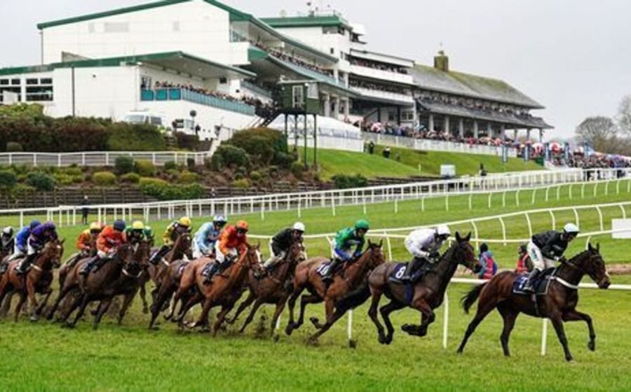 Masked Man and Wellington Arch tackle Chepstow's Silver Trophy