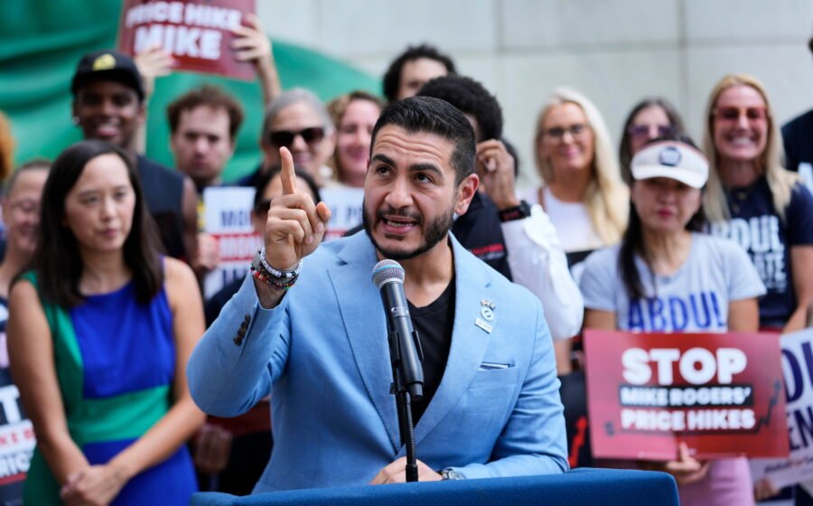 'Medicare for All' message attracts midterm voters buckling under medical bills